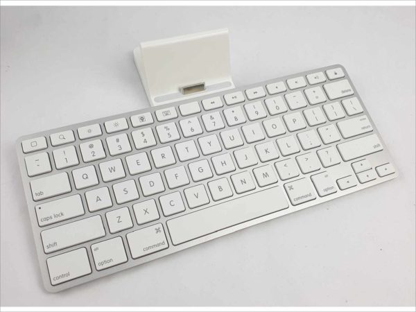 Genuine Apple A1359 iPad Keyboard QWERTY English (US) Dock Docking Station Charger 30-Pin iPad/iPod