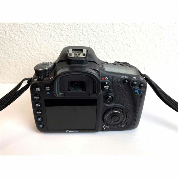 Canon EOS 7D ds126251 with charger battery linear & 32gb flash card