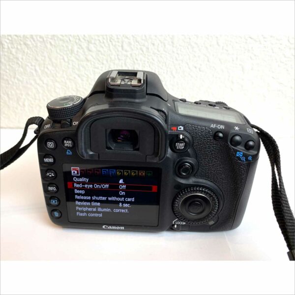 Canon EOS 7D ds126251 with charger battery linear & 32gb flash card