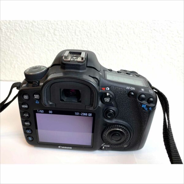 Canon EOS 7D ds126251 with charger battery linear & 32gb flash card