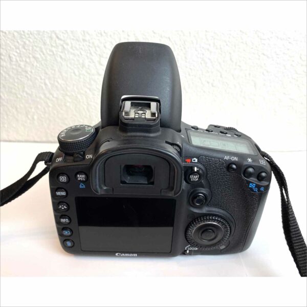 Canon EOS 7D ds126251 with charger battery linear & 32gb flash card