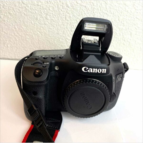 Canon EOS 7D ds126251 with charger battery linear & 32gb flash card