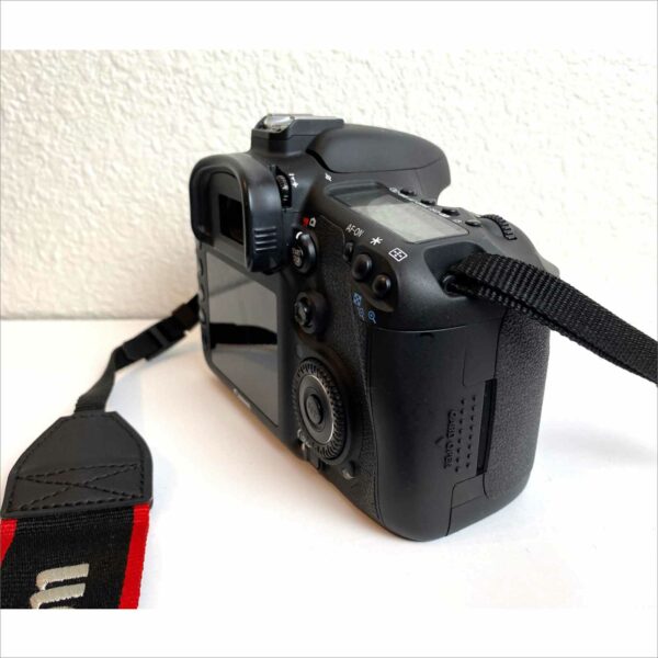 Canon EOS 7D ds126251 with charger battery linear & 32gb flash card