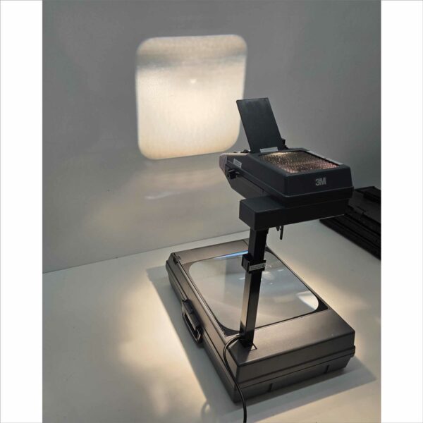 3M 2000AG Overhead Projector with 2x New Lamps – Crack Taped as Pictured